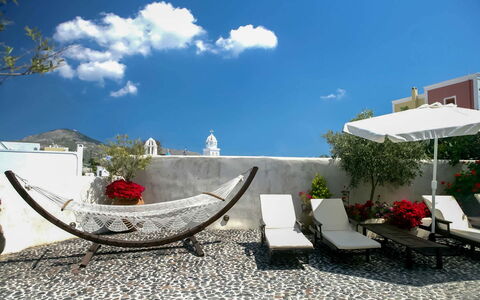 Mansion Sophia: Mobilia, Vaso Di Fiori, Mobili Da Esterno, Sedia, Pianta Della Casa, Terrazza, Cortile, Tavolino Da Caffè, Shade, Balcone