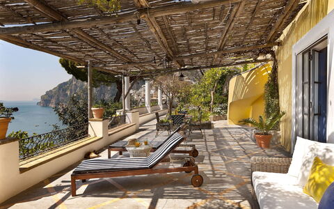 Mansour: Mobilia, Sedia, Ricorrere, Eco Hotel, Balcone, Pianta Della Casa, Vaso Di Fiori, Mobili Da Esterno, Shade, Villa