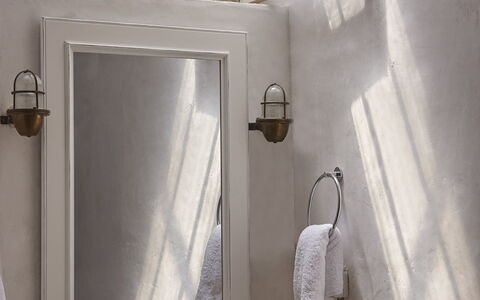 Nemo Retreat: Parete, Idraulico Fixture, Interior Design, Lavandino Del Bagno, Specchio, Lavello, Rubinetto, Bagno, Idraulico, Lampada