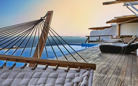 Queen Villa: Legna, Mobili Da Esterno, Deck, Deck, Lettino, Latifoglie, Ricorrere, Pavimento In Legno, Shade, Piscina