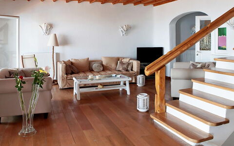 Queen Villa: Mobilia, Pavimentazione, Interior Design, Pavimento, Legna, Pavimento In Legno, Casa, Camera, Soggiorno, Appartamento