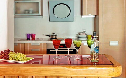 Queen Villa: Mobilia, Cucina, Legna, Controsoffitto, Interior Design, Tavola, Cabinetry, Elettrodomestico Da Cucina, Pavimentazione, Bottiglia