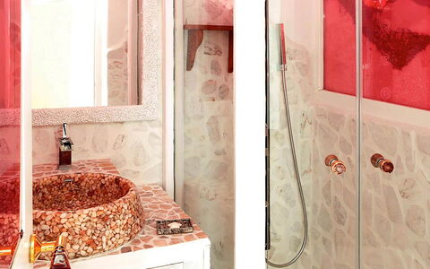 Queen Villa: Bagno, Parete, Idraulico Fixture, Interior Design, Pavimento, Pavimentazione, Idraulico, Rubinetto, Illuminazione, Rosa