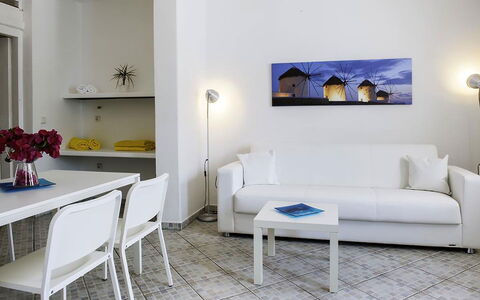 Rose Studio 1: Mobilia, Divano, Interior Design, Pavimentazione, Soggiorno, Tavolo, Pavimento, Camera, Appartamento, Cornice