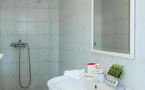 Rose Studio 1: Idraulico Fixture, Interior Design, Bagno, Pavimentazione, Pavimento, Toilet Seat, Gabinetto, Lavandino Del Bagno, Lavello, Camera