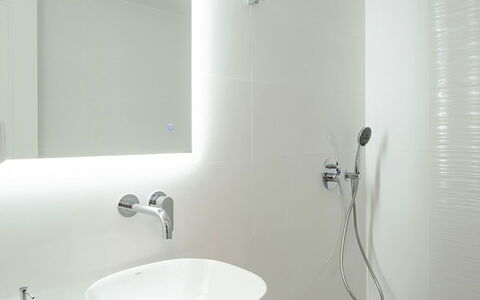 Rose Studio 2: Bagno, Interior Design, Idraulico Fixture, Lavandino Del Bagno, Parete, Lavello, Bianca, Rubinetto, Pavimentazione, Specchio