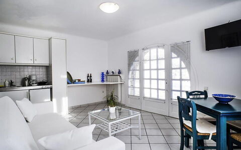 Rose Studio 3: Mobilia, Pavimentazione, Appartamento, Interior Design, Pavimento, Soffitto, Divano, Sedia, Soggiorno