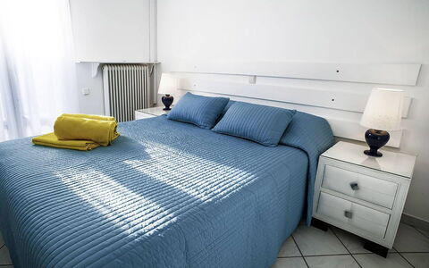 Rose Studio 3: Letto, Mobilia, Bedding, Camera Da Letto, Lenzuolo, Interior Design, Biancheria, Legna, Pavimento, Pavimentazione