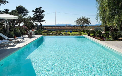 Salt Villa: Piscina, Blu, Acqua, Ricorrere, Materiale Composito, Eco Hotel, Mobili Da Esterno, Shade, Tempo Libero, Giochi D'Acqua