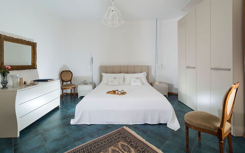 Salt Villa: Mobilia, Letto, Interior Design, Camera Da Letto, Pavimentazione, Pavimento, Legna, Lenzuolo, Bedding, Camera