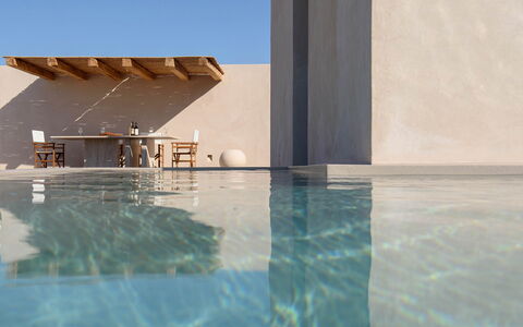Thera Prince: Materiale Composito, Piscina