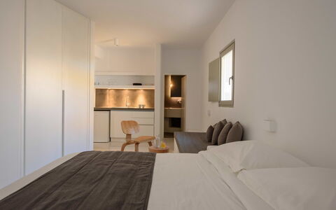 Thera Prince: Interior Design, Parete, Mobilia, Pavimentazione, Legna, Letto, Pavimento, Camera Da Letto, Soffitto, Camera