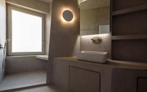Thera Princess: Parete, Pavimentazione, Interior Design, Idraulico Fixture, Lampada, Soffitto, Pavimento, Illuminazione, Bagno, Idraulico