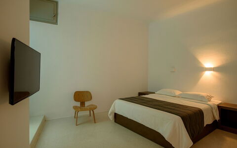 Thera Queen: Interior Design, Parete, Pavimentazione, Soffitto, Pavimento, Legna, Letto, Camera Da Letto, Mobilia, Camera