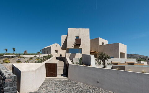 Thera Queen: Giorno, Architettura, Paesaggio, Materiale Composito, Calcestruzzo, Design, Brutalismo, Villa