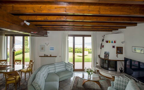 Verbano: Interior Design, Mobilia, Legna, Pavimentazione, Pavimento, Camera, Soffitto, Tavolo, Soggiorno, Sedia