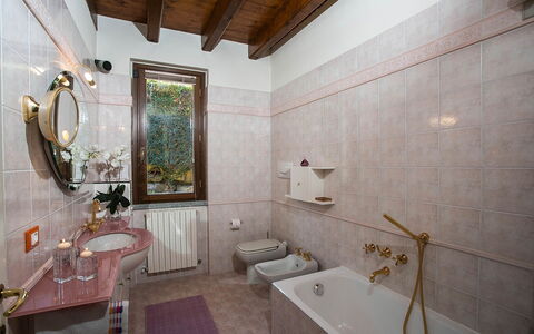 Verbano: Parete, Idraulico Fixture, Pavimentazione, Bagno, Rubinetto, Interior Design, Lavandino Del Bagno, Lavello, Idraulico, Pavimento
