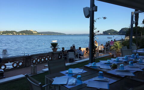 Verbano: Costiera E Morfologie Oceanic, Mare, Costa, Ristorante, Shade, Tavolo Esterno, Tempo Libero, Sedia, Ricorrere, Vacanza