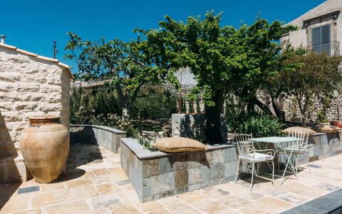 Villa Acreide: Vaso Di Fiori, Flagstone, Mobili Da Esterno, Giardino, Shade, Calcestruzzo, Pianta Della Casa, Sedia, Landscaping, Cortile