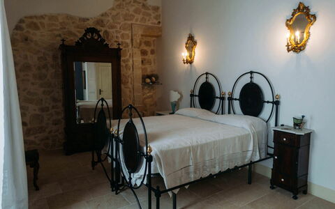 Villa Acreide: Mobilia, Pavimento, Camera Da Letto, Letto, Bedding, Telaio Del Letto, Lampada, Lampada, Biancheria, Lenzuolo