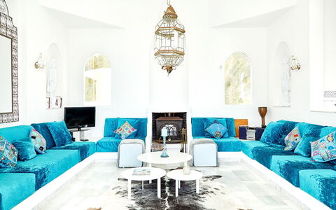 Villa Aldebaran: Blu, Mobilia, Interior Design, Divano, Casa, Soggiorno, Pavimento, Illuminazione, Pavimentazione