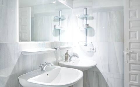 Villa Aldebaran: Lavandino Del Bagno, Bagno, Idraulico Fixture, Lavello, Interior Design, Pavimentazione, Rubinetto, Pavimento, Idraulico, Specchio