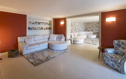 Villa Alina: Mobilia, Interior Design, Pavimentazione, Pavimento, Parete, Divano, Camera, Soffitto, Legna, Soggiorno