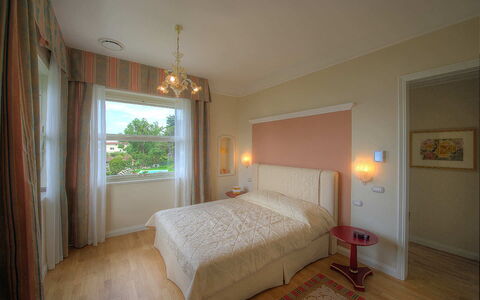 Villa Alina: Interior Design, Parete, Camera Da Letto, Letto, Soffitto, Mobilia, Legna, Pavimento, Pavimentazione, Camera