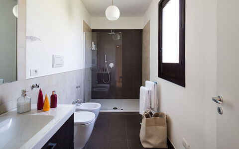 Villa Almond: Bagno, Pavimentazione, Idraulico Fixture, Interior Design, Parete, Pavimento, Lavandino Del Bagno, Lavello, Rubinetto, Casa