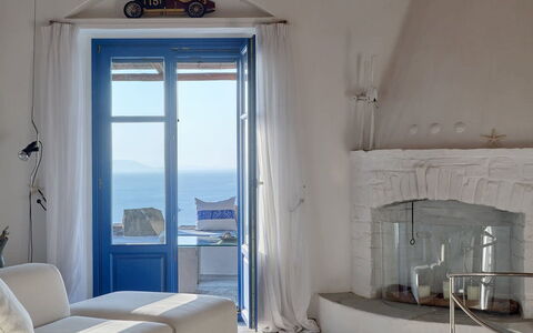 Villa Amaca: Mobilia, Sedia, Interior Design, Tavolo, Pavimento, Casa, Appartamento, Soffitto, Soggiorno, Mare