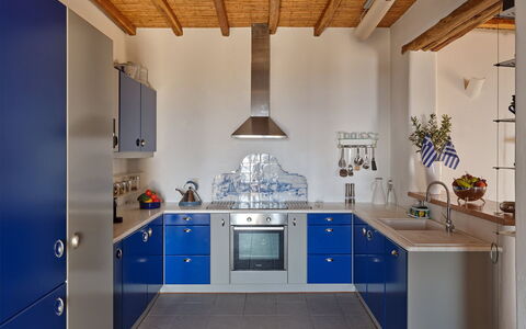 Villa Amaca: Cucina, Interior Design, Pavimentazione, Controsoffitto, Soffitto, Elettrodomestico Da Cucina, Illuminazione, Mobilia, Casa, Apparecchio Major