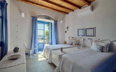 Villa Amaca: Blu, Mobilia, Ricorrere, Mobili Da Esterno, Sedia, Piscina, Appartamento, Eco Hotel, Lettino, Hotel