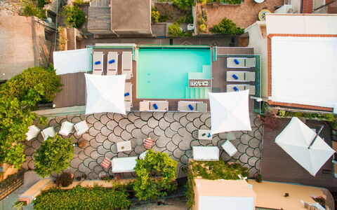Villa Amanda: Piscina, Ricorrere, Mobili Da Esterno, Ombrello, Tempo Libero, Mobilia, Eco Hotel, Sedia, Vacanza, Lettino