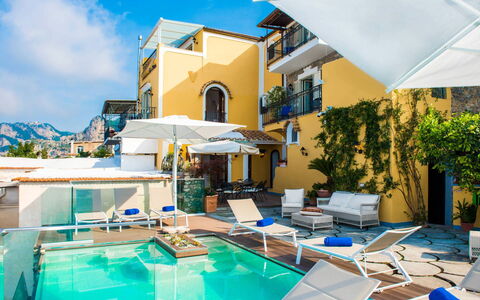 Villa Amanda: Piscina, Ricorrere, Appartamento, Lettino, Eco Hotel, Hotel, Villa, Balcone, Estate, Resort Citta '