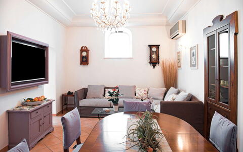 Villa Amanda: Mobilia, Interior Design, Divano, Tavolo, Soggiorno, Legna, Pavimentazione, Camera, Illuminazione, Appartamento