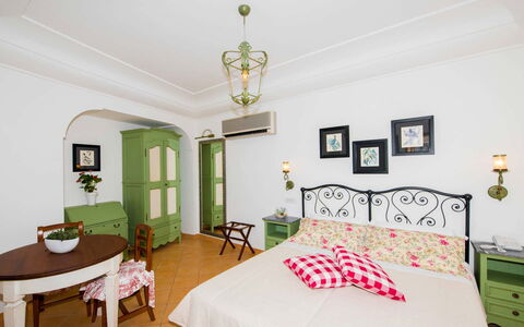 Villa Amanda: Mobilia, Interior Design, Camera Da Letto, Soffitto, Letto, Pavimentazione, Pavimento, Camera, Lenzuolo, Illuminazione