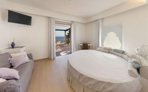 Villa Avion: Mobilia, Camera Da Letto, Interior Design, Letto, Bedding, Tessile, Pavimento, Lenzuolo, Pavimentazione, Appartamento