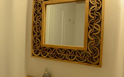 Villa Azur: Lavandino Del Bagno, Interior Design, Idraulico Fixture, Lavello, Specchio, Rubinetto, Idraulico, Bagno, Lampada, Porcellana