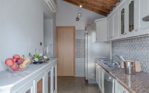 Villa Bastiano: Controsoffitto, Cucina, Interior Design, Mobilia, Legna, Apparecchio Major, Pavimentazione, Cabinetry, Elettrodomestico Da Cucina, Lavello