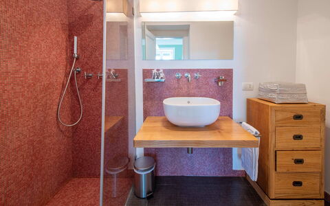 Casa Mariavittoria: Bagno, Lavandino Del Bagno, Idraulico Fixture, Pavimentazione, Interior Design, Parete, Pavimento, Specchio, Lavello, Rubinetto