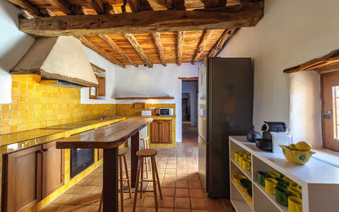 Finca Tonia: Parete, Pavimentazione, Interior Design, Legna, Cucina, Giallo, Soffitto, Mobilia, Pavimento, Controsoffitto