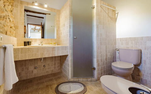 Finca Tonia: Pavimentazione, Interior Design, Parete, Bagno, Pavimento, Idraulico Fixture, Lavandino Del Bagno, Soffitto, Lavello, Mobilia