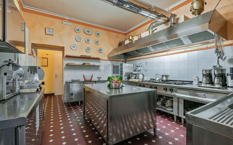 Villa Camilla: Cucina, Controsoffitto, Interior Design, Illuminazione, Elettrodomestico Da Cucina, Soffitto, Pavimentazione, Cucina Stufa, Mobilia, Apparecchio Major