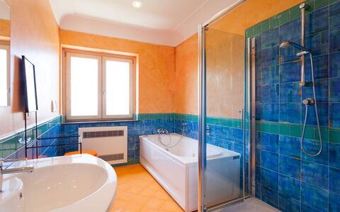 Villa Castore: Idraulico Fixture, Bagno, Pavimentazione, Interior Design, Parete, Vasca Da Bagno, Pavimento, Rubinetto, Idraulico, Soffitto