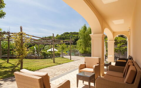 Villa Castore: Mobili Da Esterno, Shade, Sedia, Eco Hotel, Balcone, Portico, Struttura Esterna, Villa, Hacienda, Tavolo Esterno