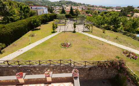 Villa Castore: Giardino, Landscaping, Cortile, Giardino Botanico, Mobili Da Esterno, Cortile, Eco Hotel