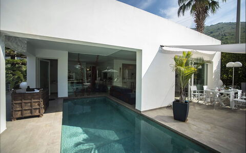 Villa Corallo: Casa, Architettura, Pavimento, Shade, Piscina, Sedia, Ricorrere, Eco Hotel, Pianta Della Casa