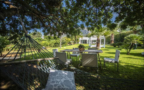 Villa Corallo: Albero, Erba, Arbusto, Giardino, Paesaggio, Lotto, Prato, Shade, Landscaping
