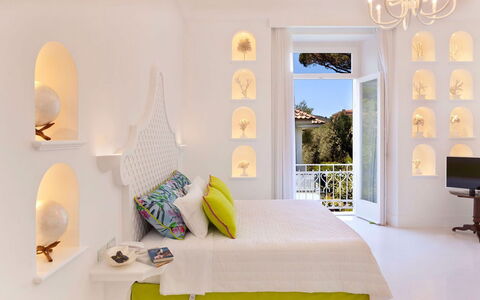 Villa Correale: Interior Design, Mobilia, Parete, Soffitto, Casa, Illuminazione, Pavimentazione, Camera Da Letto, Pavimento, Letto