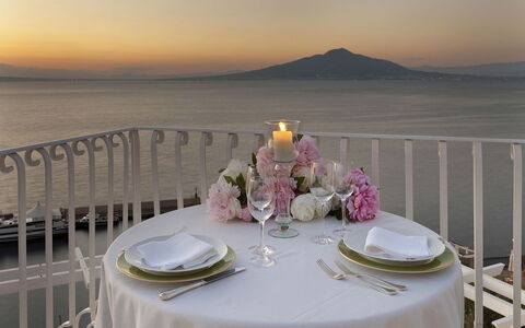 Villa Correale: Mobilia, Tovaglia, Tavolo, Biancheria, Sedia, Centrotavola, Mare, Oceano, Cucina & Sala Da Pranzo Tavolo